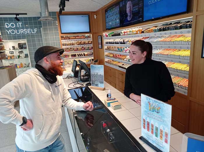 échange dans une boutique E-Fumeur