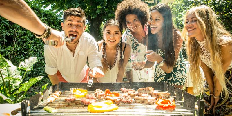 amis autour d'un barbecue