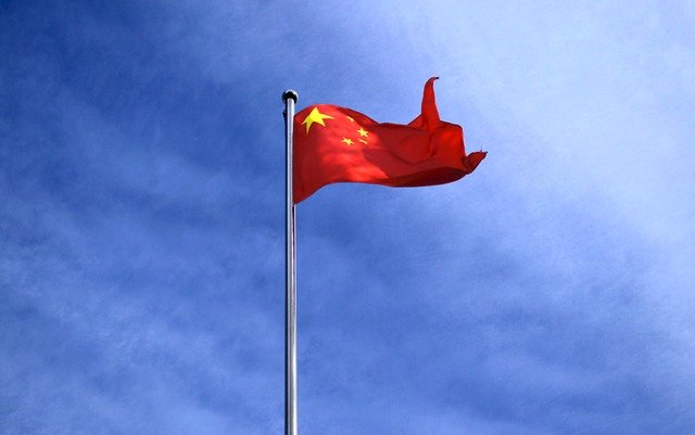 drapeau chinois dans le ciel bleu