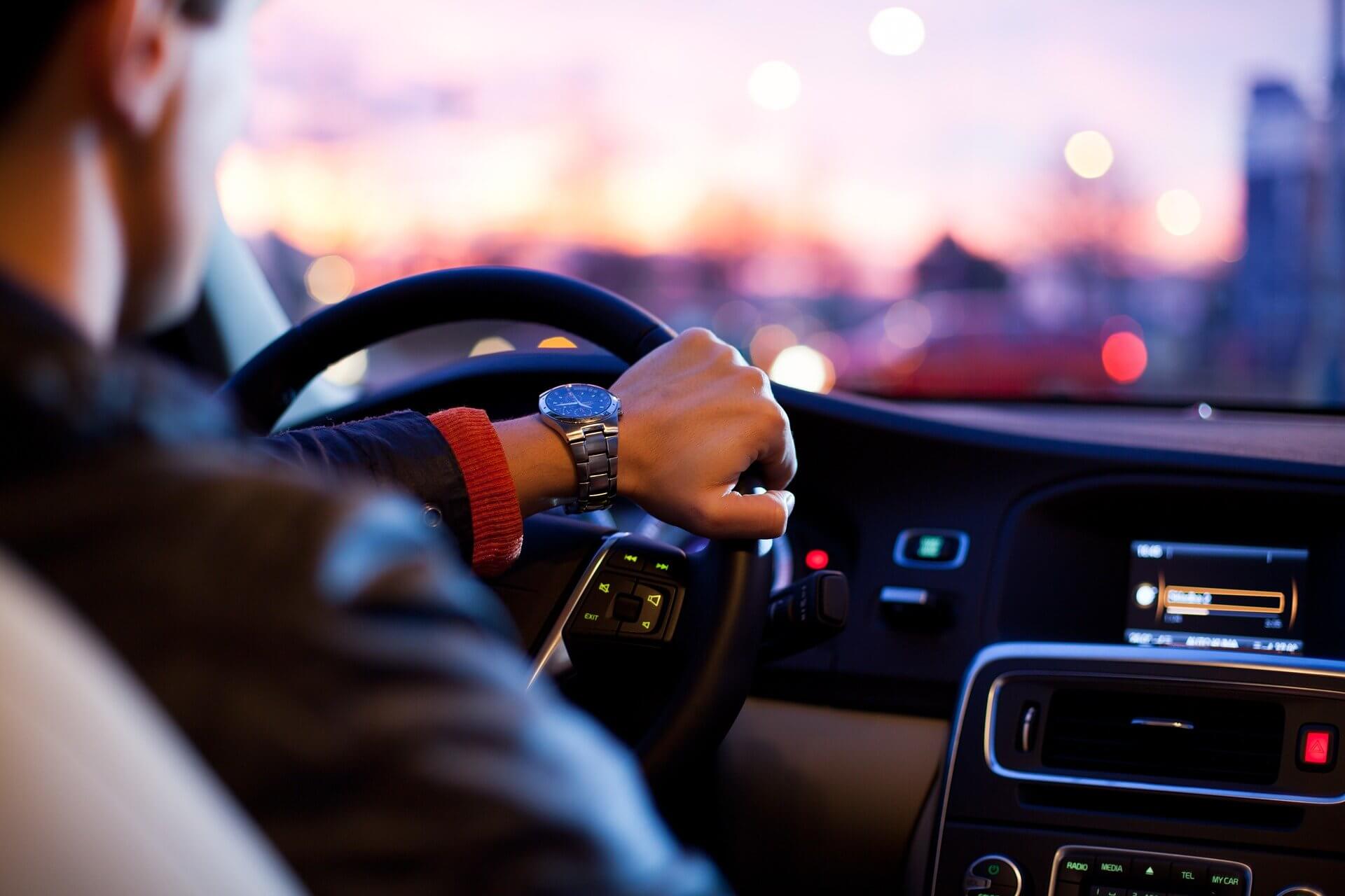 conducteur au volant d'une voiture