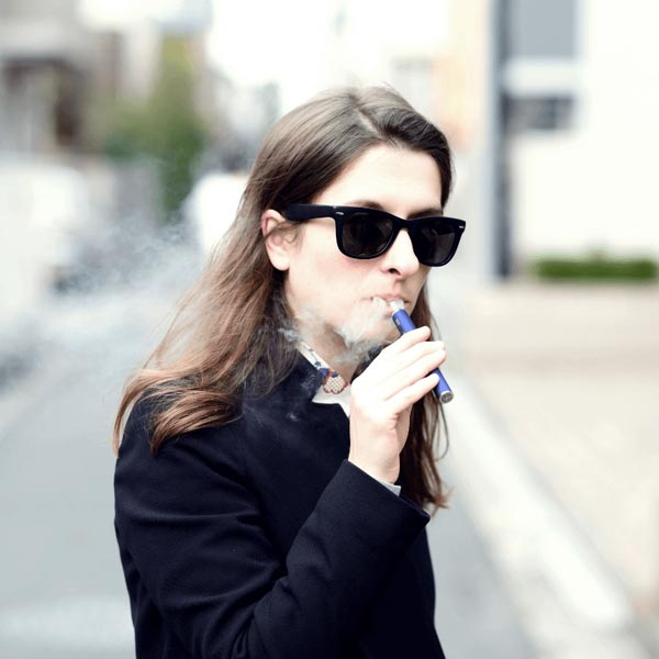 vapoteuse dans la rue