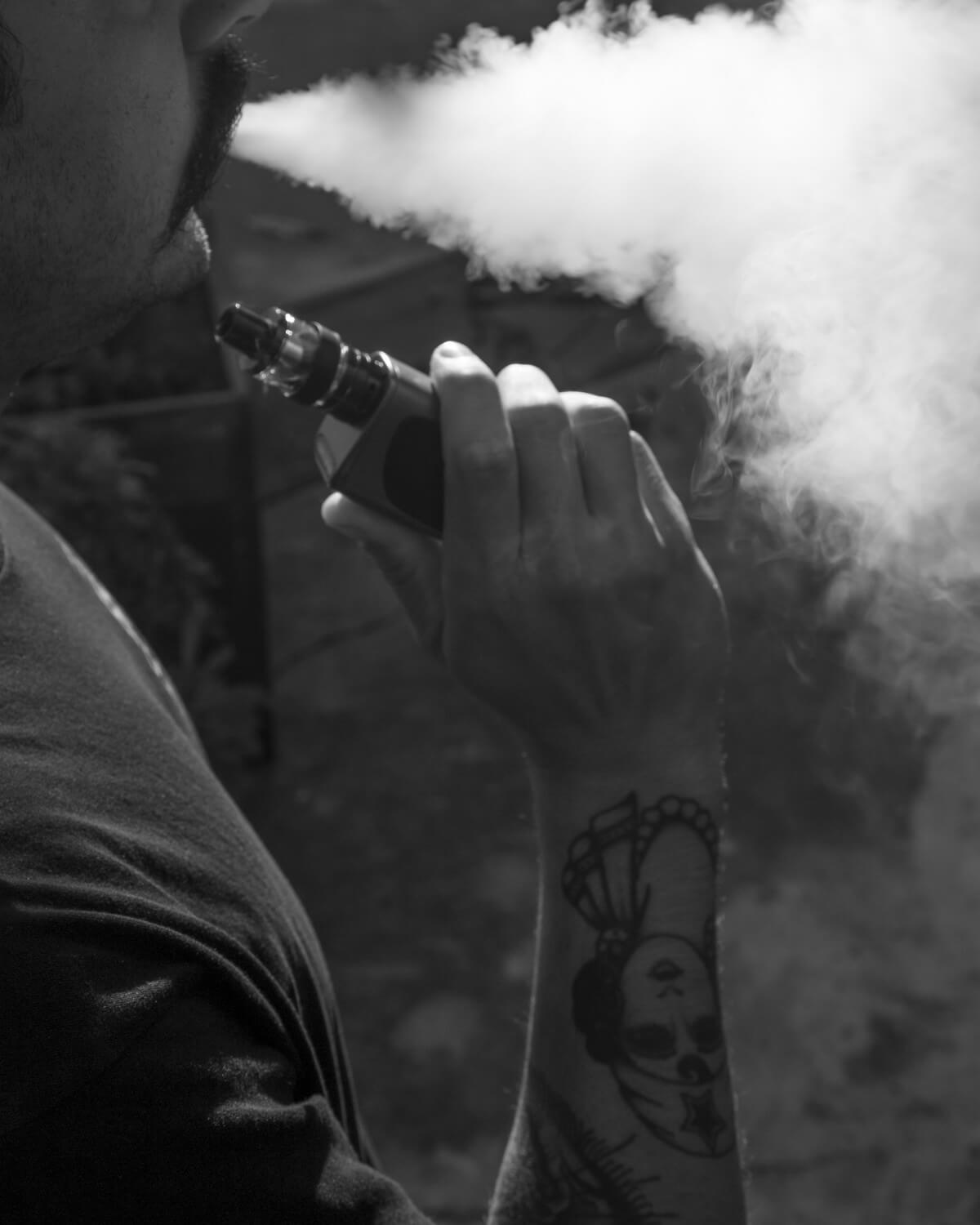 vapoteur expirant beaucoup de vapeur