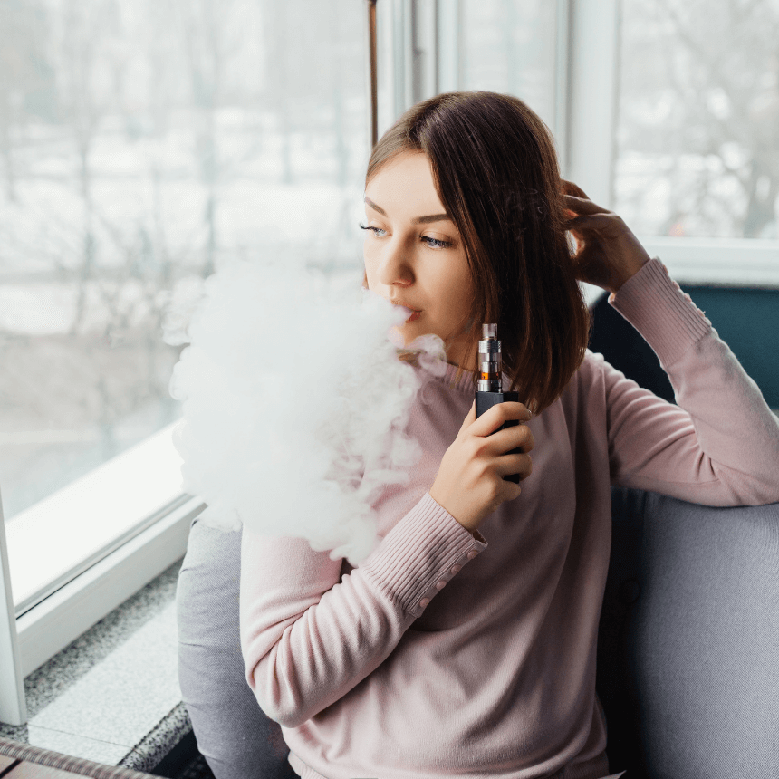 Une vapoteuse dans un fauteuil