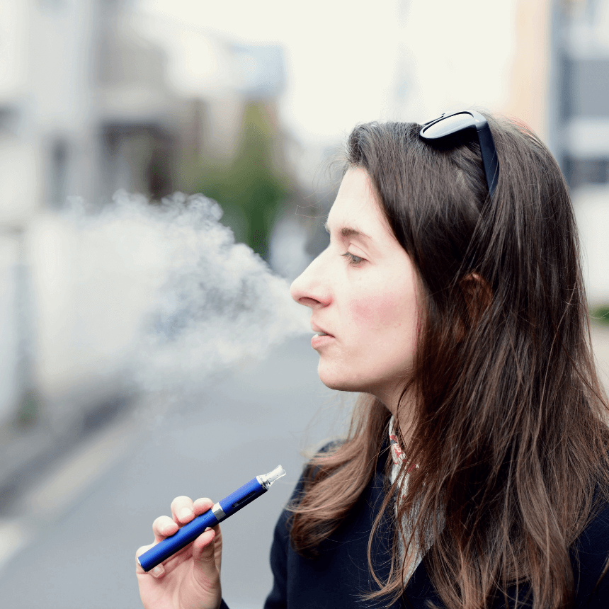 Une vapoteuse dans la rue