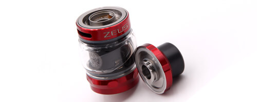 ouverture du top cap par ergots du Zeus Sub Ohm