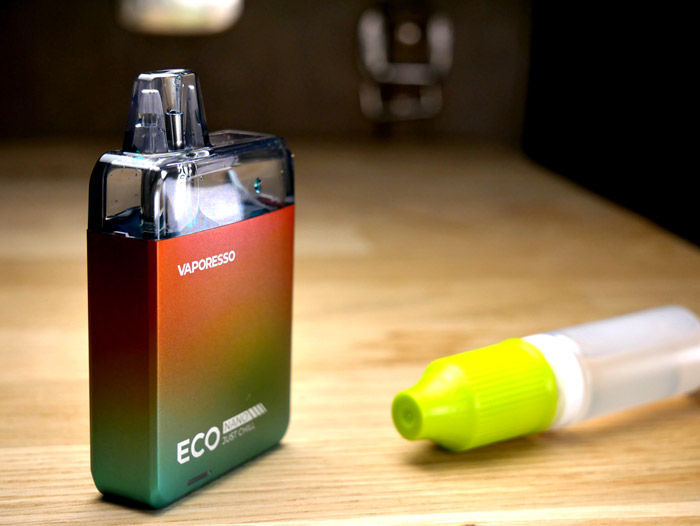 Le pod Eco Nano Vaporesso et son flacon de e-liquide 