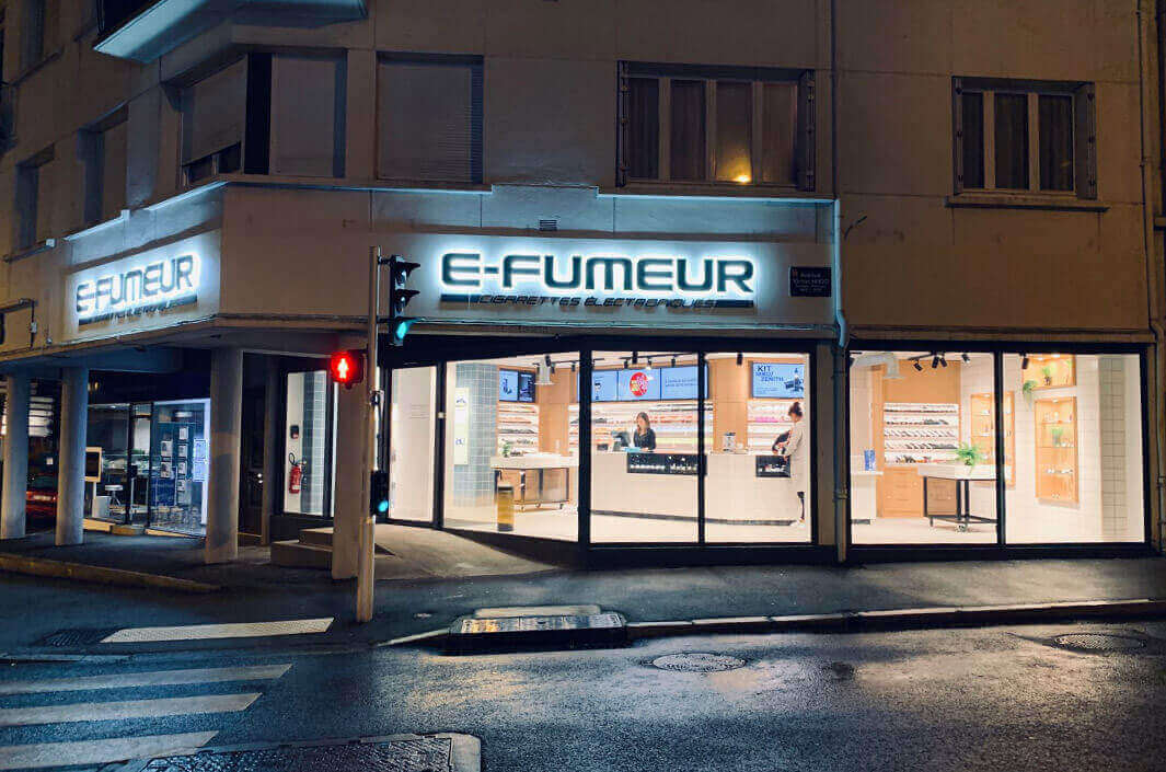 Devanture du magasin de cigarette électronique de Vannes dans le Morbihan