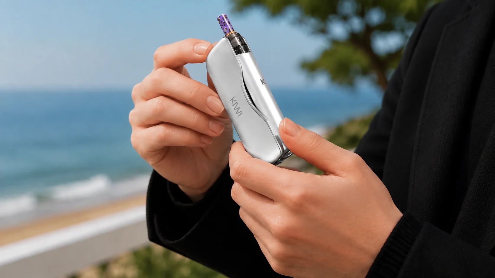 Kit Kiwi 2 de Kiwi Vapor : pen Rose Gold posé sur sa powerbank aimantée